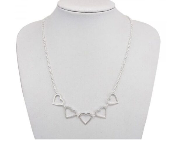 Collar con corazones